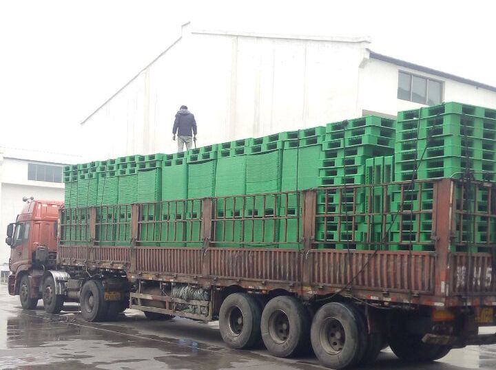 冒雨裝車(chē)，綠色托盤(pán)墊板裝車(chē)發(fā)走